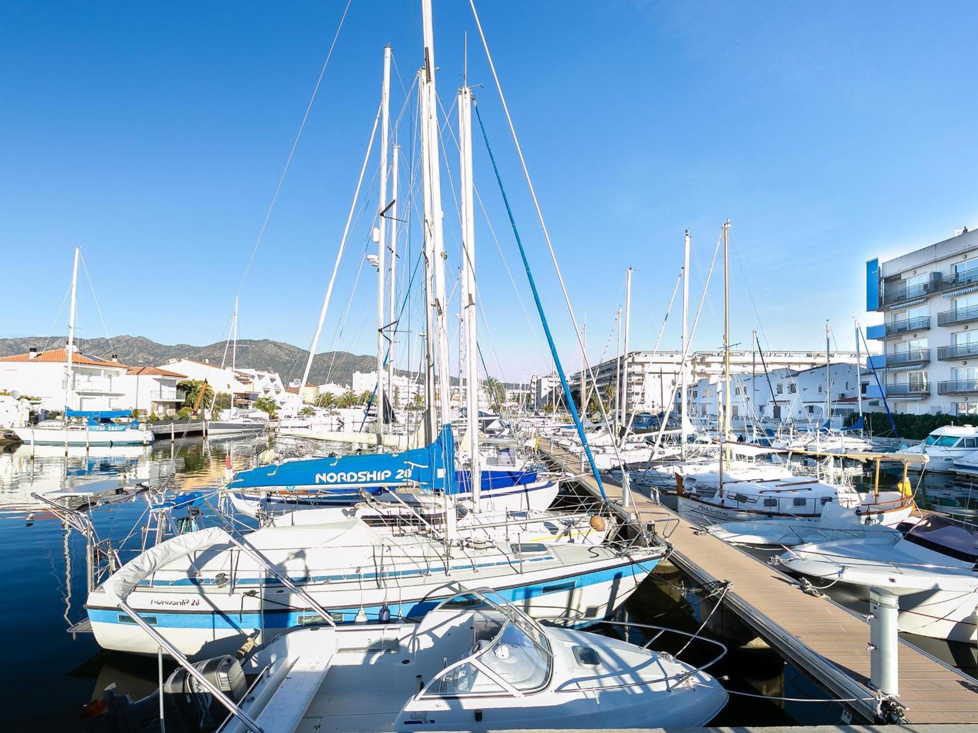 Familiar En Con Piscina, Terraza Y Parking Cerca De La Playa - Es-228-116